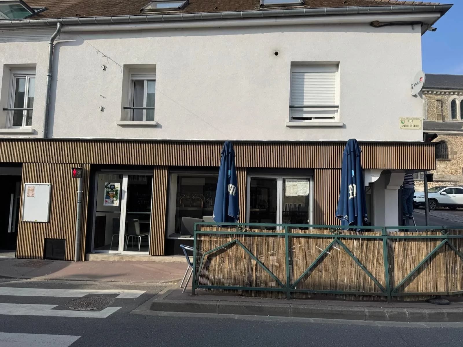 Image du restaurant, café, bar dans le centre ville de Saint-Chéron à côté de l'église.