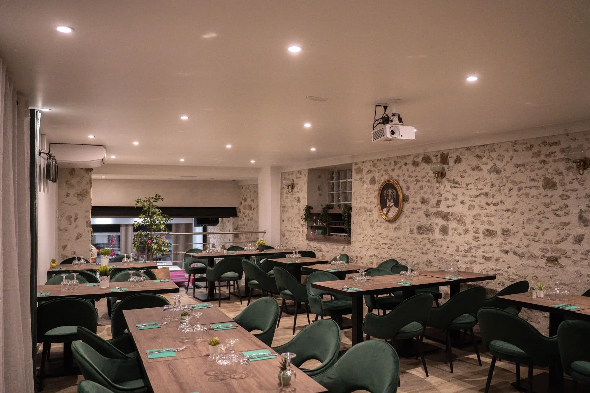 Image du restaurant, café, bar dans le centre ville de Saint-Chéron à côté de l'église.